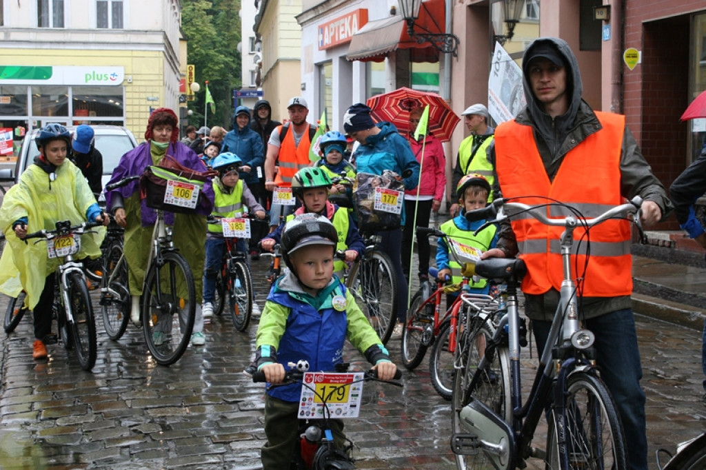 X Rajd Przedszkolaka w Brzegu. Deszcz nie odstraszył nawet najmłodszych rowerzystów