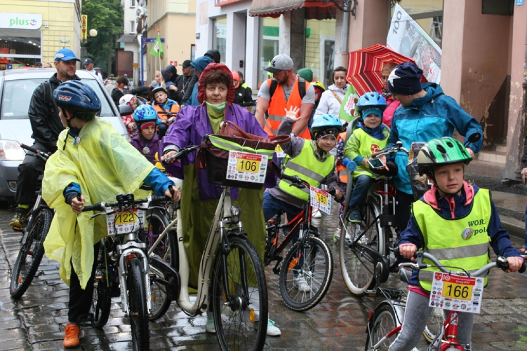 X Rajd Przedszkolaka w Brzegu. Deszcz nie odstraszył nawet najmłodszych rowerzystów