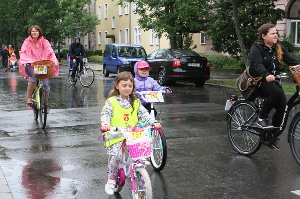 X Rajd Przedszkolaka w Brzegu. Deszcz nie odstraszył nawet najmłodszych rowerzystów