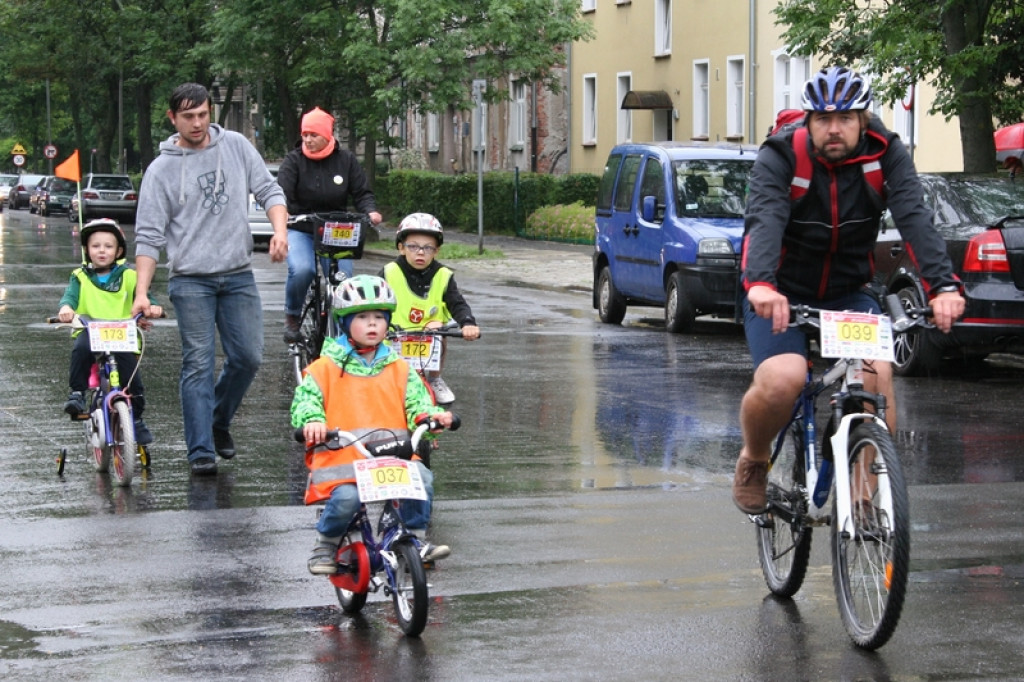 X Rajd Przedszkolaka w Brzegu. Deszcz nie odstraszył nawet najmłodszych rowerzystów