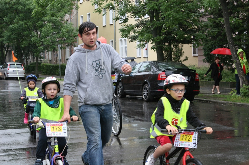 X Rajd Przedszkolaka w Brzegu. Deszcz nie odstraszył nawet najmłodszych rowerzystów