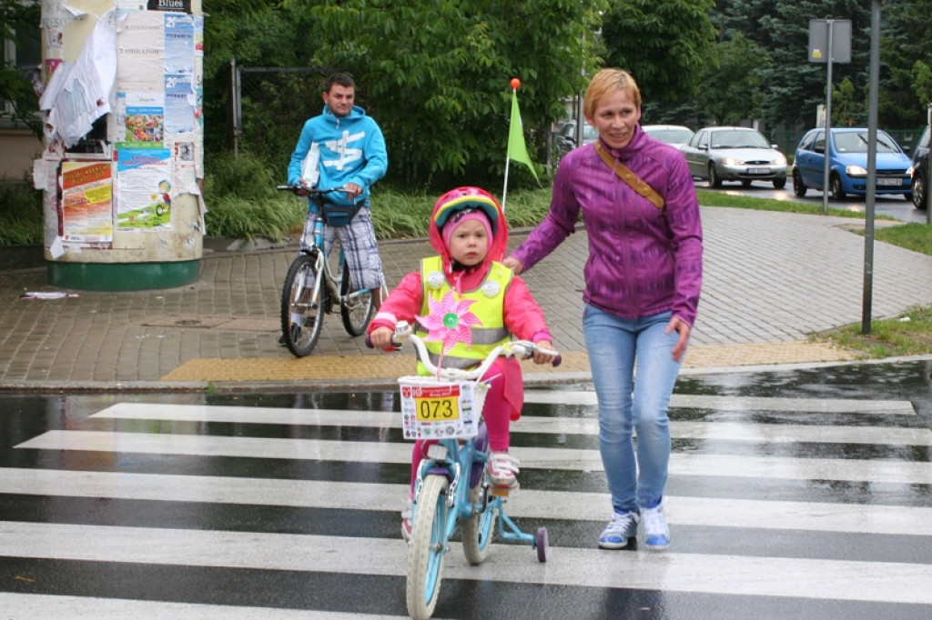 X Rajd Przedszkolaka w Brzegu. Deszcz nie odstraszył nawet najmłodszych rowerzystów