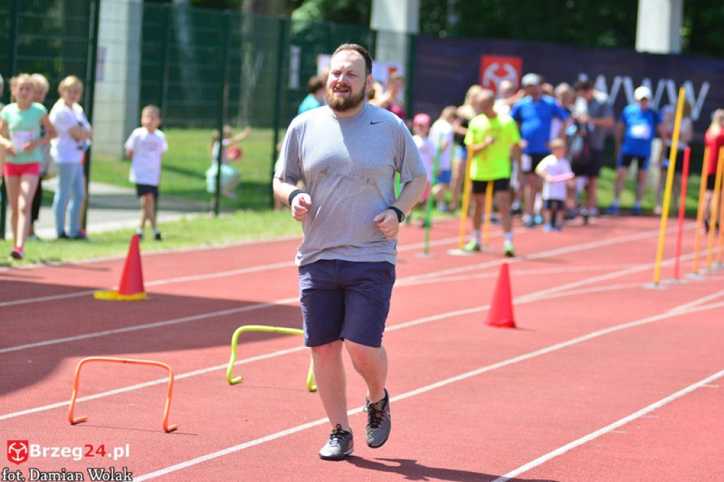 IV Piknik Lekkoatletyczny w Brzegu. Słoneczna niedziela i zabawa dla rodzin [fotorelacja]