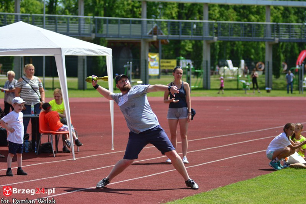 IV Piknik Lekkoatletyczny w Brzegu. Słoneczna niedziela i zabawa dla rodzin [fotorelacja]