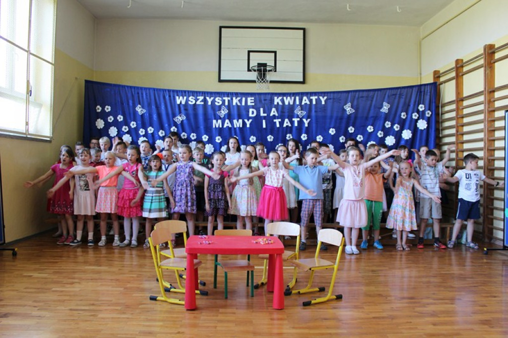 Kwiaty dla Mamy i Taty - o uroczystych obchodach Dnia Rodziny w Szkole Filialnej w Lipkach
