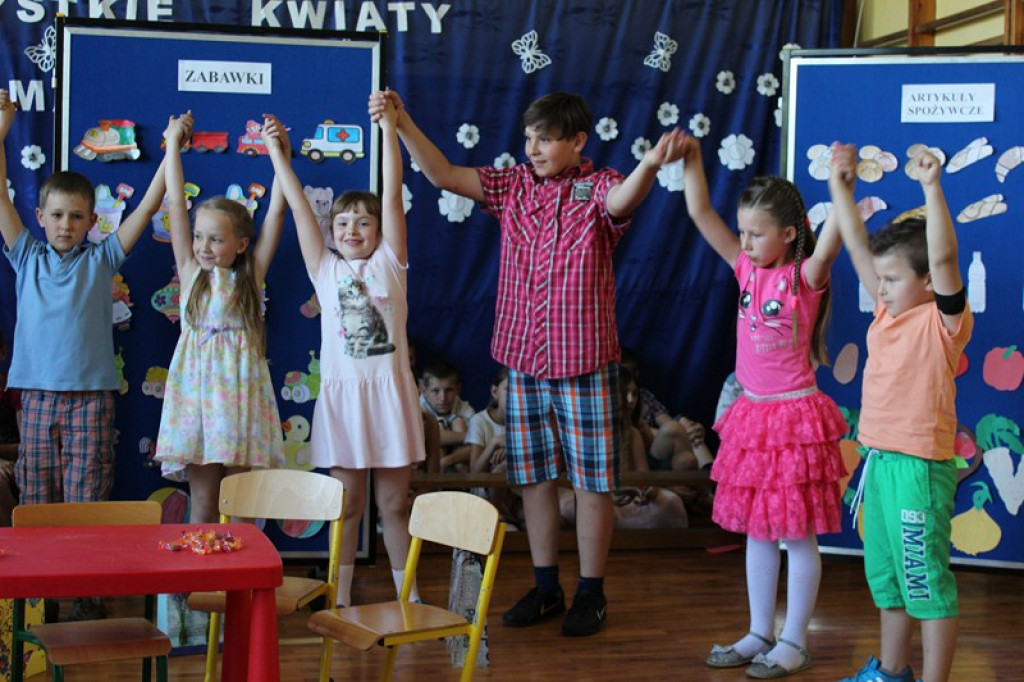 Kwiaty dla Mamy i Taty - o uroczystych obchodach Dnia Rodziny w Szkole Filialnej w Lipkach