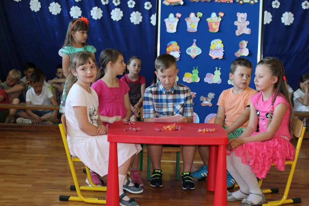 Kwiaty dla Mamy i Taty - o uroczystych obchodach Dnia Rodziny w Szkole Filialnej w Lipkach