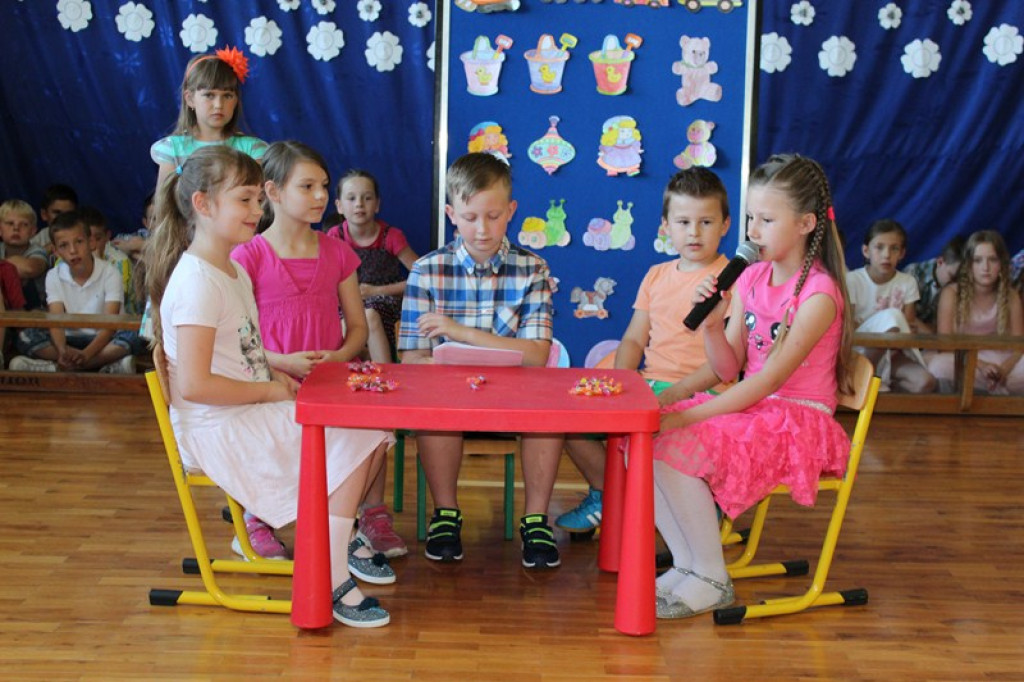 Kwiaty dla Mamy i Taty - o uroczystych obchodach Dnia Rodziny w Szkole Filialnej w Lipkach