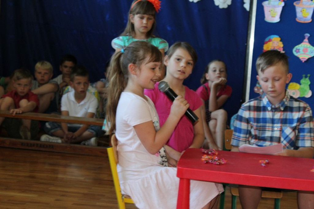 Kwiaty dla Mamy i Taty - o uroczystych obchodach Dnia Rodziny w Szkole Filialnej w Lipkach