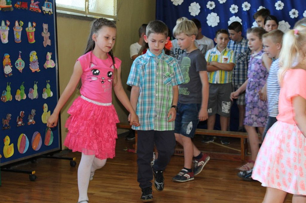 Kwiaty dla Mamy i Taty - o uroczystych obchodach Dnia Rodziny w Szkole Filialnej w Lipkach