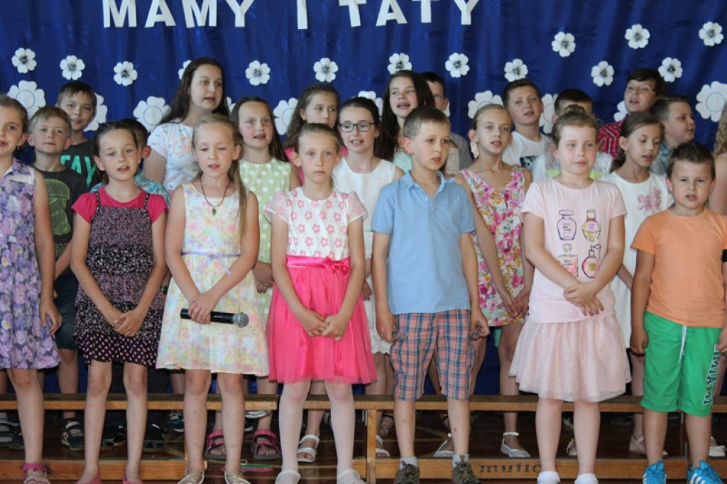 Kwiaty dla Mamy i Taty - o uroczystych obchodach Dnia Rodziny w Szkole Filialnej w Lipkach