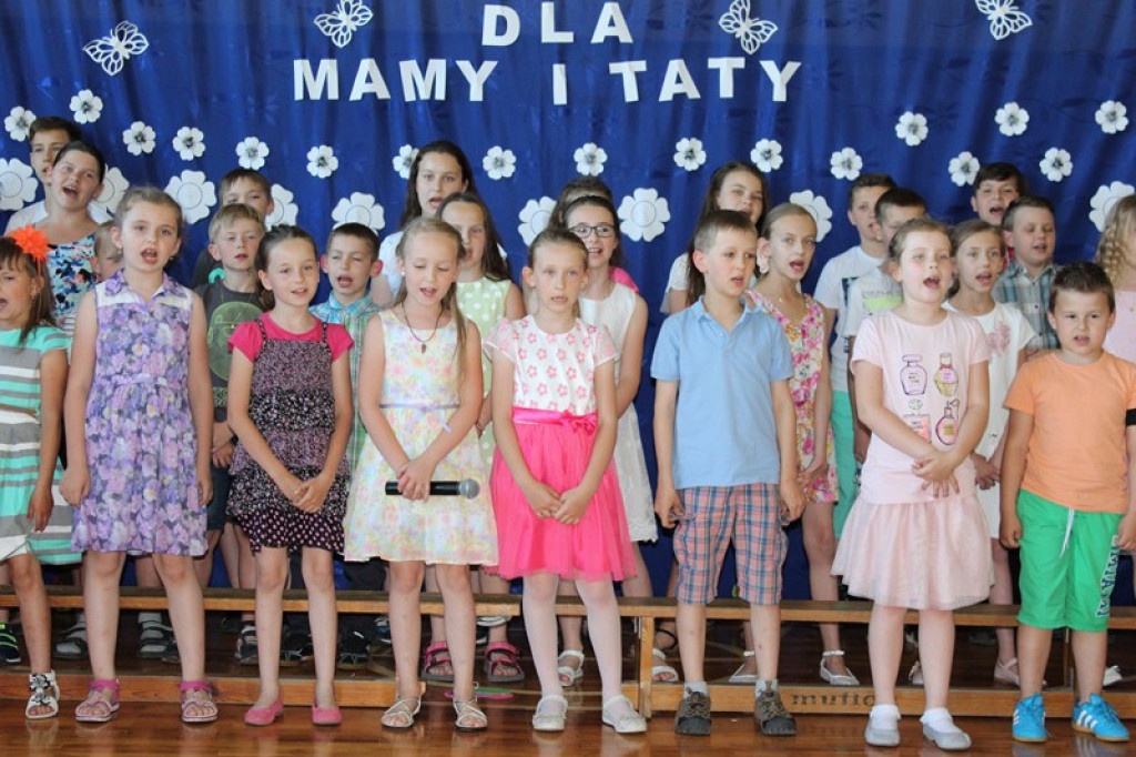 Kwiaty dla Mamy i Taty - o uroczystych obchodach Dnia Rodziny w Szkole Filialnej w Lipkach