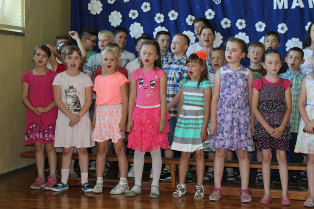 Kwiaty dla Mamy i Taty - o uroczystych obchodach Dnia Rodziny w Szkole Filialnej w Lipkach