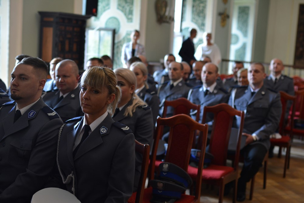 Święto Policji w powiecie brzeskim. 45 funkcjonariuszy awansowało na wyższe stopnie służbowe
