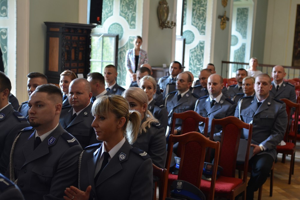Święto Policji w powiecie brzeskim. 45 funkcjonariuszy awansowało na wyższe stopnie służbowe