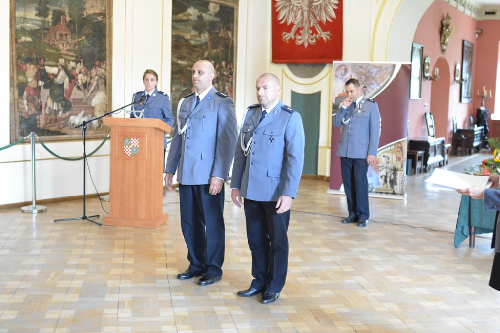 Święto Policji w powiecie brzeskim. 45 funkcjonariuszy awansowało na wyższe stopnie służbowe