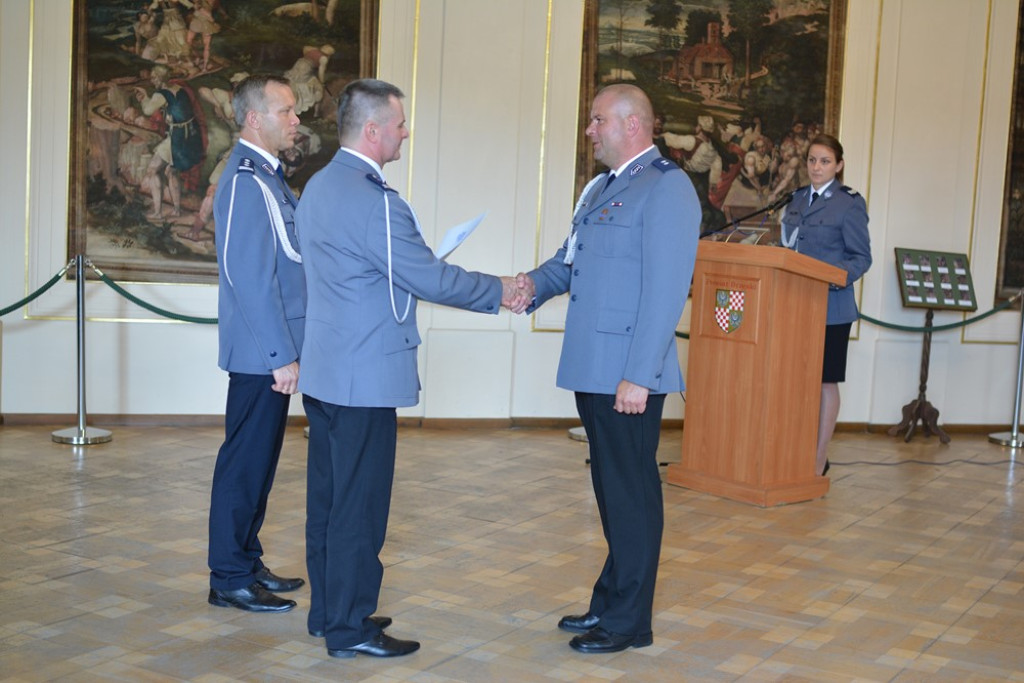 Święto Policji w powiecie brzeskim. 45 funkcjonariuszy awansowało na wyższe stopnie służbowe