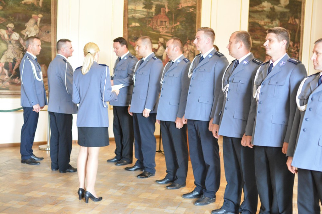 Święto Policji w powiecie brzeskim. 45 funkcjonariuszy awansowało na wyższe stopnie służbowe
