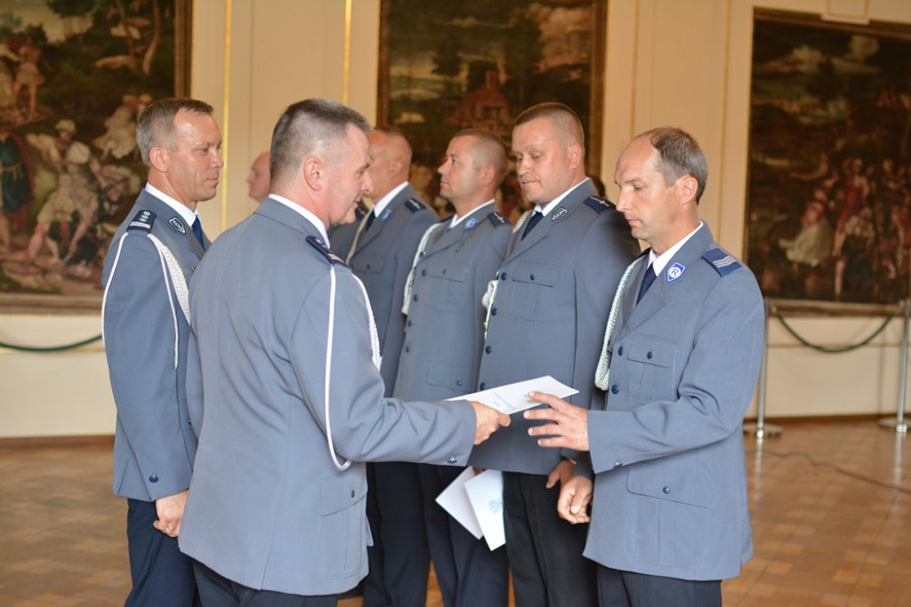 Święto Policji w powiecie brzeskim. 45 funkcjonariuszy awansowało na wyższe stopnie służbowe