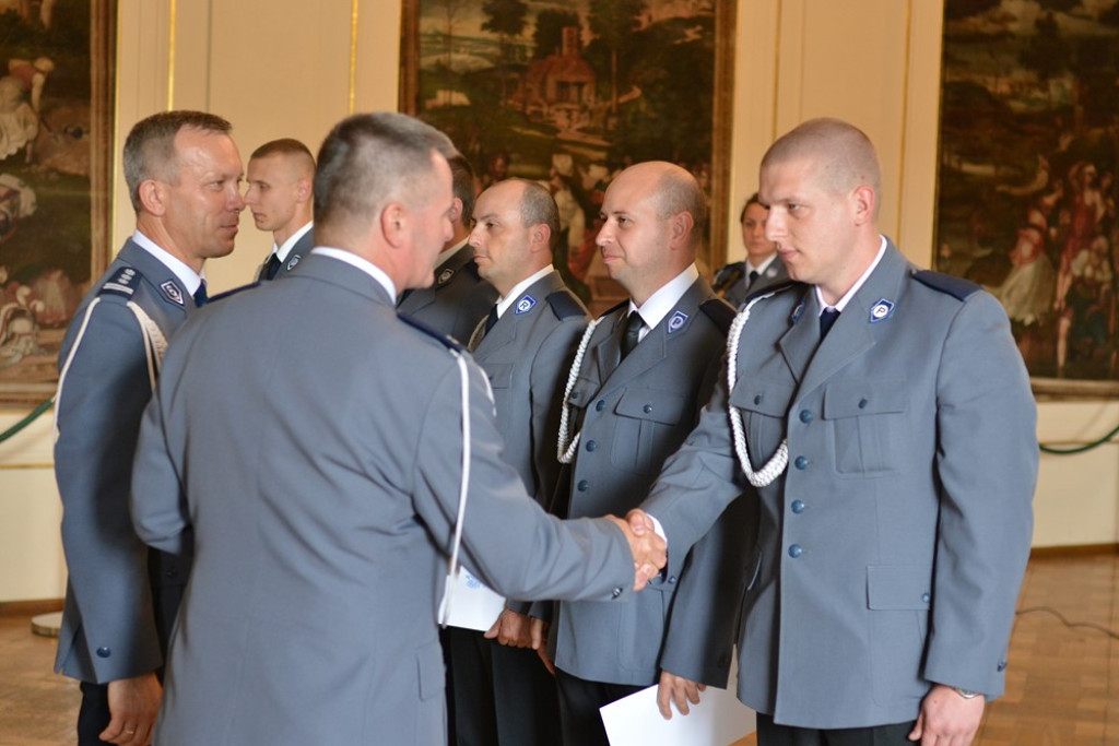 Święto Policji w powiecie brzeskim. 45 funkcjonariuszy awansowało na wyższe stopnie służbowe