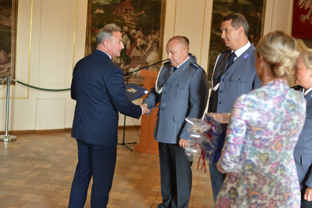Święto Policji w powiecie brzeskim. 45 funkcjonariuszy awansowało na wyższe stopnie służbowe