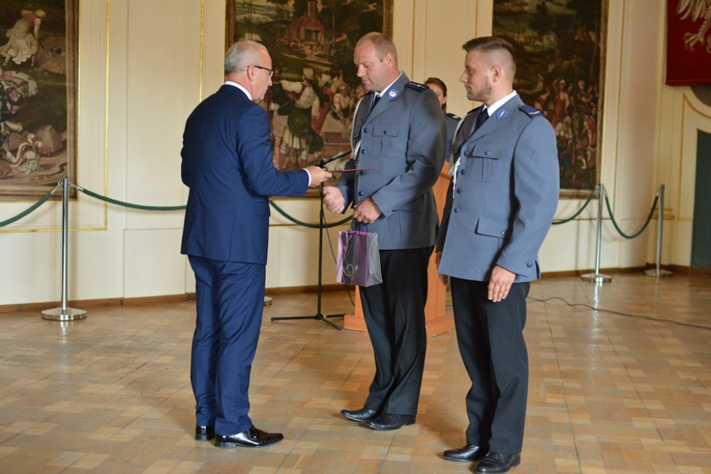Święto Policji w powiecie brzeskim. 45 funkcjonariuszy awansowało na wyższe stopnie służbowe
