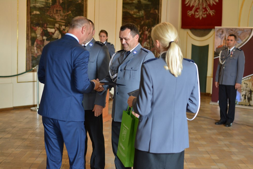 Święto Policji w powiecie brzeskim. 45 funkcjonariuszy awansowało na wyższe stopnie służbowe