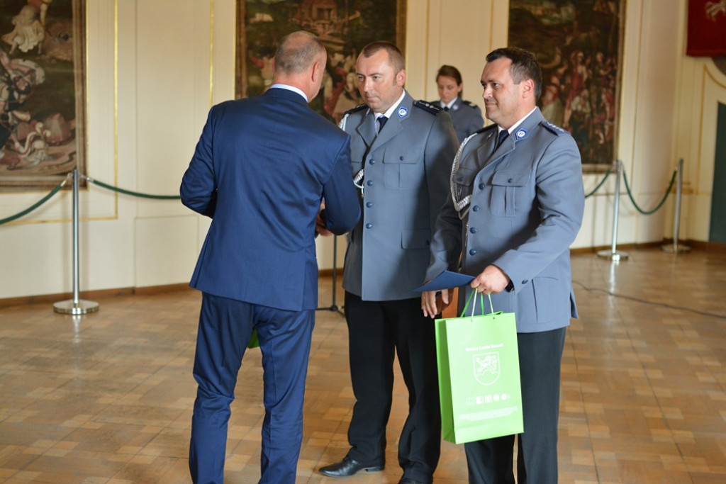 Święto Policji w powiecie brzeskim. 45 funkcjonariuszy awansowało na wyższe stopnie służbowe