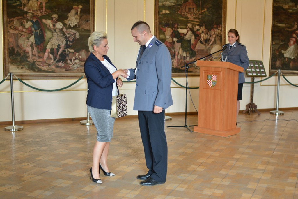 Święto Policji w powiecie brzeskim. 45 funkcjonariuszy awansowało na wyższe stopnie służbowe