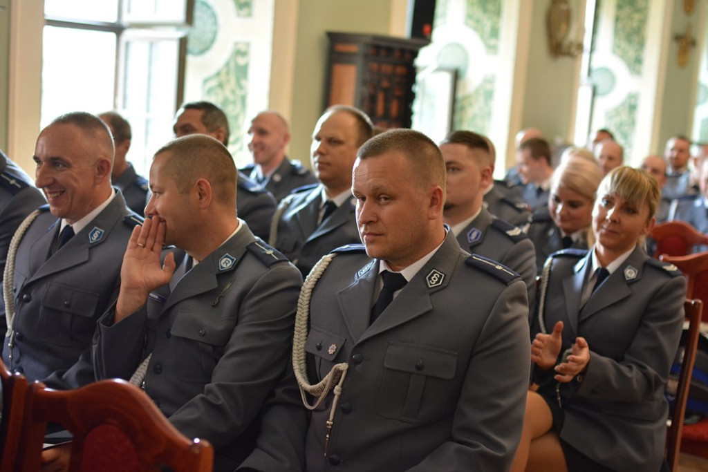 Święto Policji w powiecie brzeskim. 45 funkcjonariuszy awansowało na wyższe stopnie służbowe