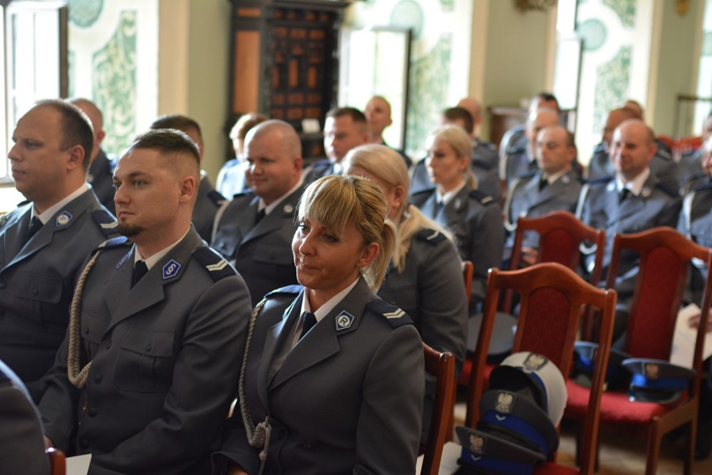 Święto Policji w powiecie brzeskim. 45 funkcjonariuszy awansowało na wyższe stopnie służbowe