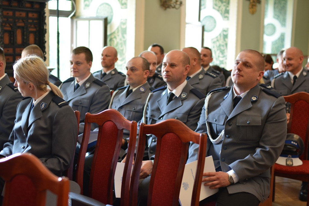 Święto Policji w powiecie brzeskim. 45 funkcjonariuszy awansowało na wyższe stopnie służbowe