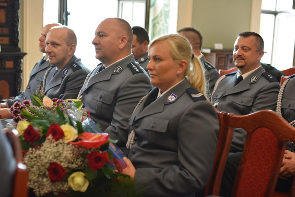 Święto Policji w powiecie brzeskim. 45 funkcjonariuszy awansowało na wyższe stopnie służbowe