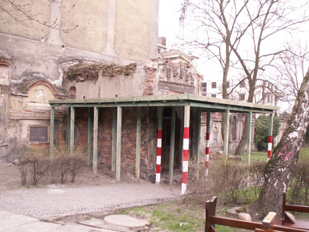 Posprzątali cmentarz, zabezpieczyli mauzoleum, a teraz chcą odrestaurować mury i epitafia