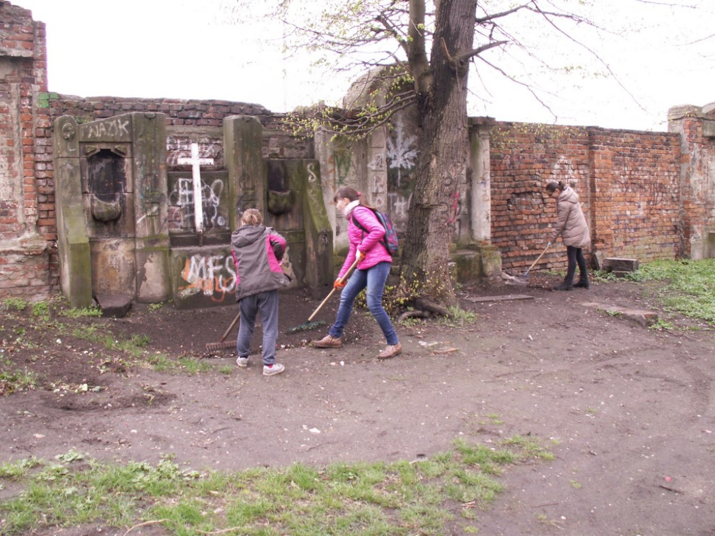 Posprzątali cmentarz, zabezpieczyli mauzoleum, a teraz chcą odrestaurować mury i epitafia