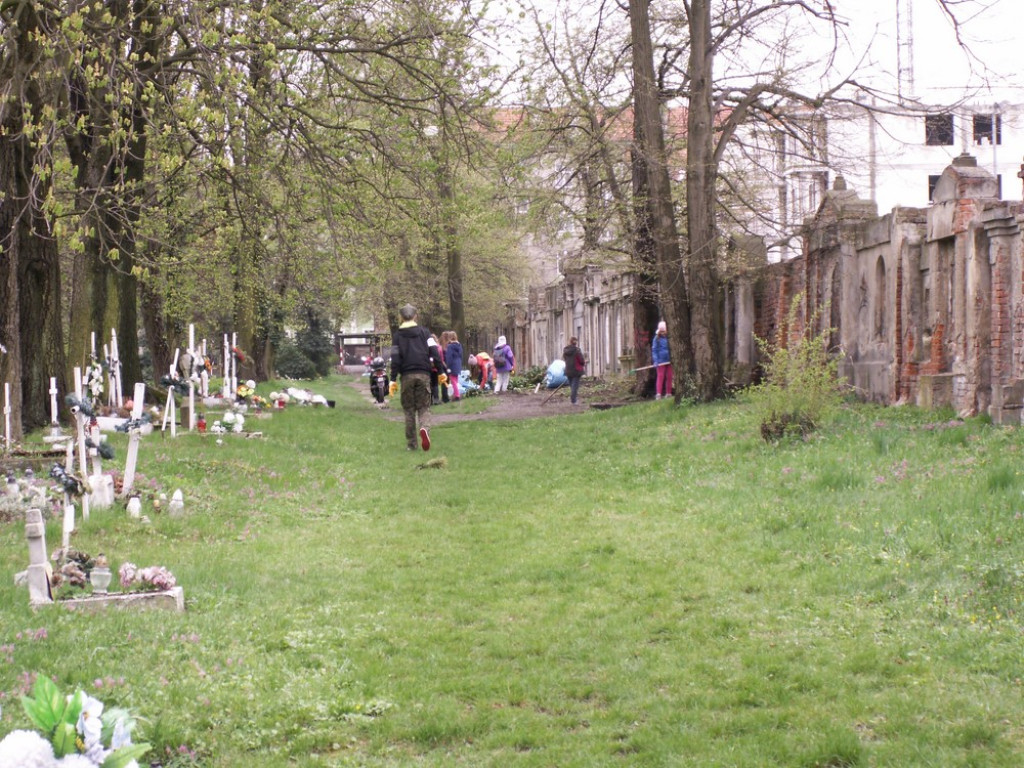 Posprzątali cmentarz, zabezpieczyli mauzoleum, a teraz chcą odrestaurować mury i epitafia