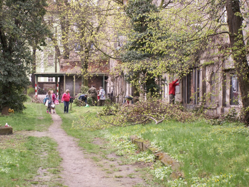 Posprzątali cmentarz, zabezpieczyli mauzoleum, a teraz chcą odrestaurować mury i epitafia