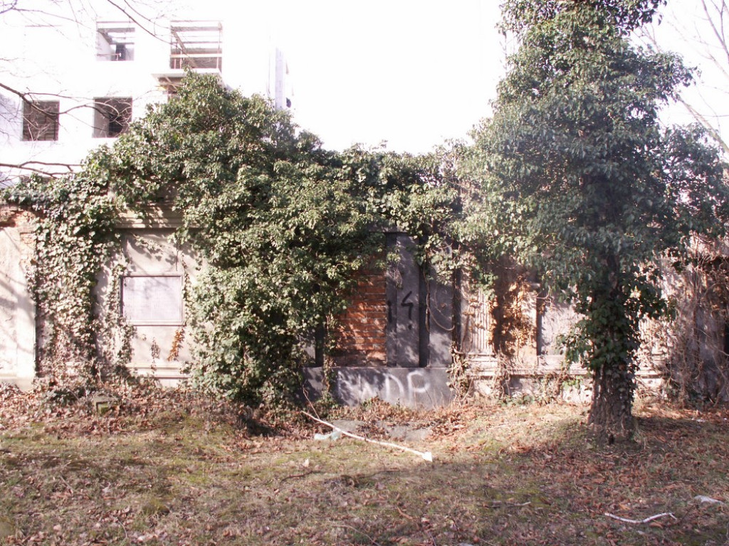 Posprzątali cmentarz, zabezpieczyli mauzoleum, a teraz chcą odrestaurować mury i epitafia