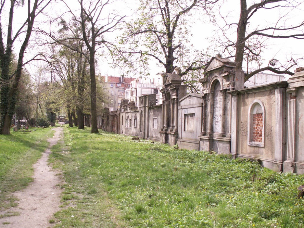 Posprzątali cmentarz, zabezpieczyli mauzoleum, a teraz chcą odrestaurować mury i epitafia