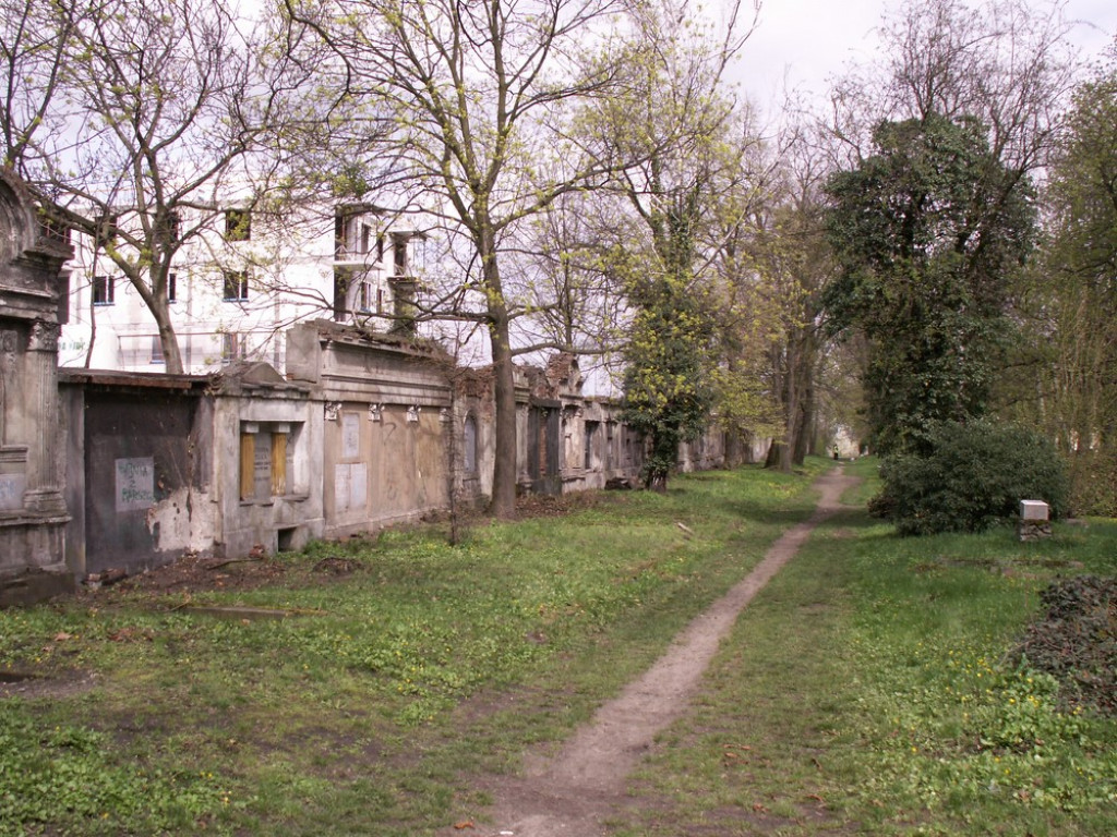 Posprzątali cmentarz, zabezpieczyli mauzoleum, a teraz chcą odrestaurować mury i epitafia