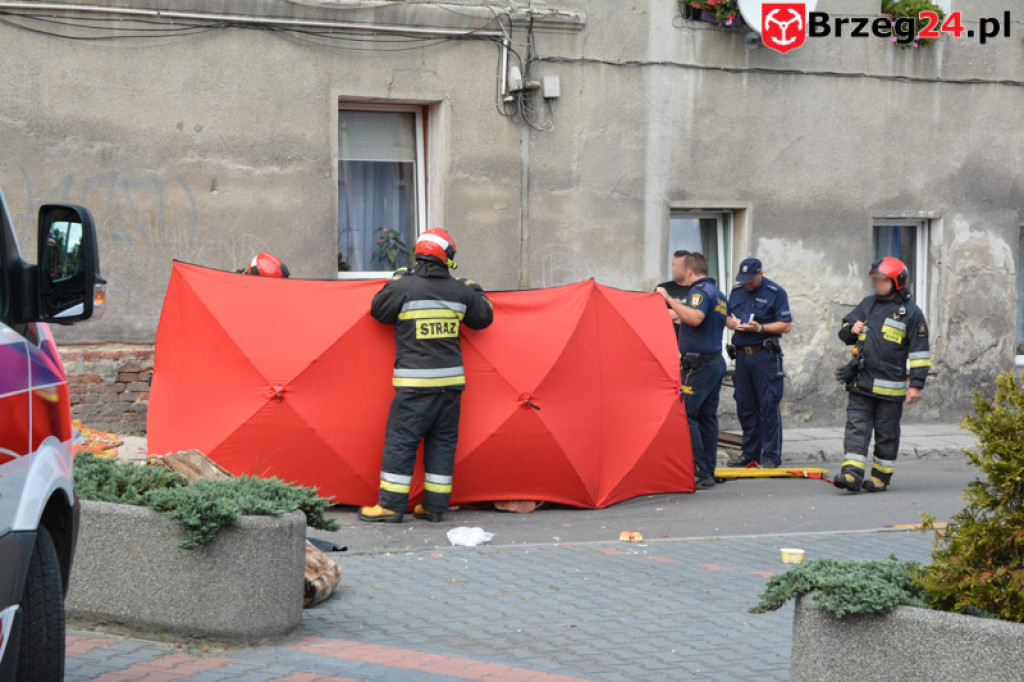 Grodków: Mężczyzna wypadł przez okno mieszkania na drugim piętrze