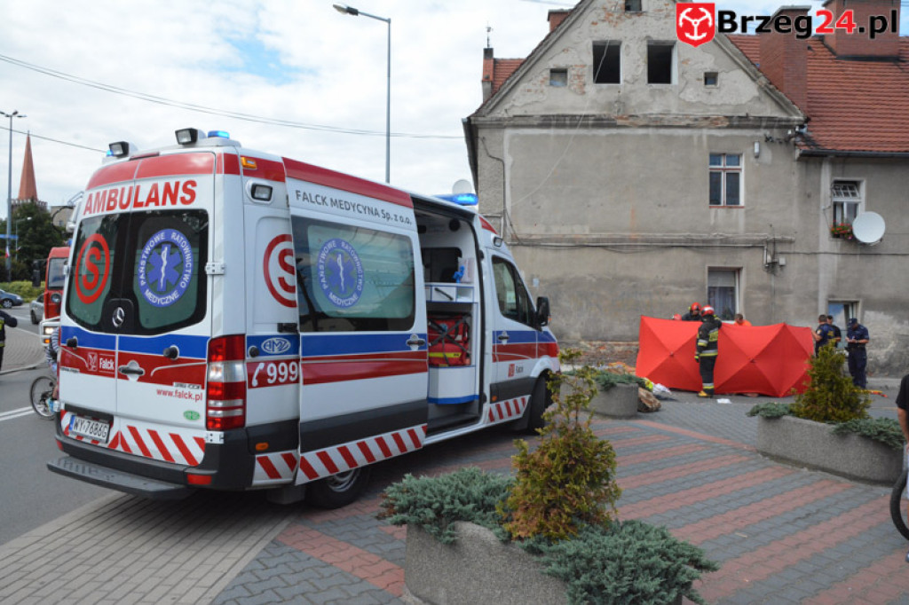 Grodków: Mężczyzna wypadł przez okno mieszkania na drugim piętrze