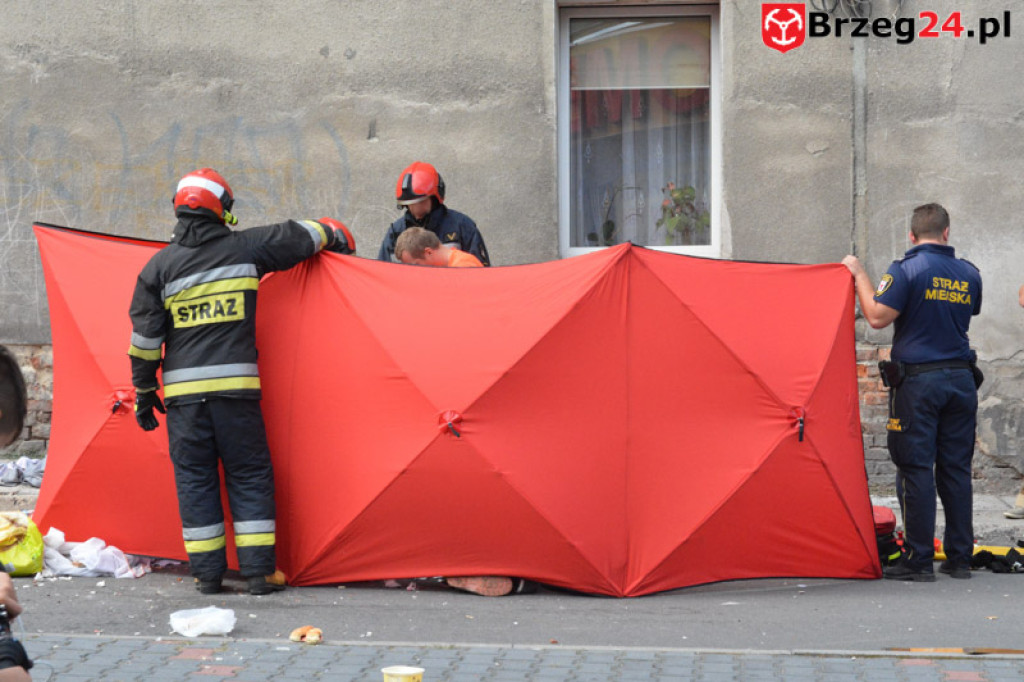 Grodków: Mężczyzna wypadł przez okno mieszkania na drugim piętrze