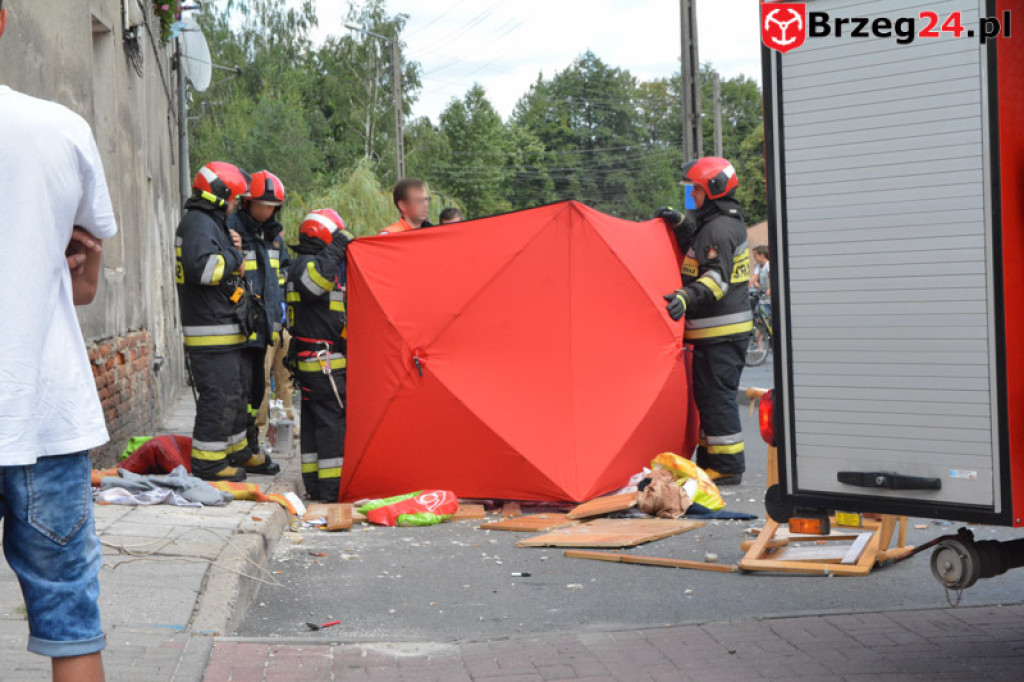 Grodków: Mężczyzna wypadł przez okno mieszkania na drugim piętrze
