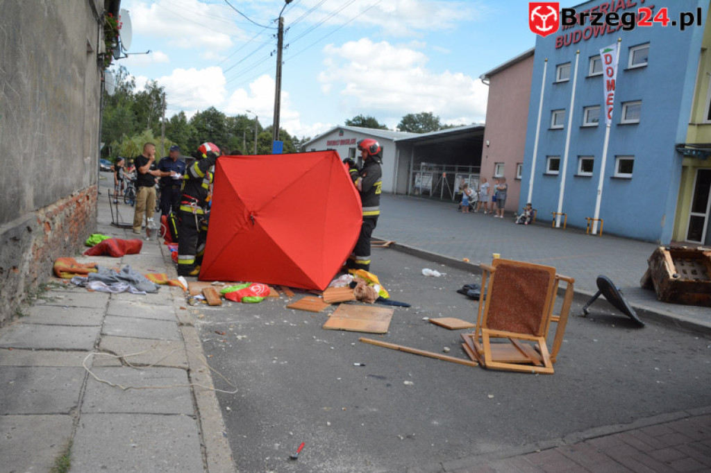 Grodków: Mężczyzna wypadł przez okno mieszkania na drugim piętrze