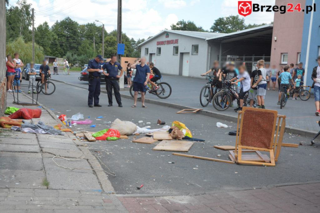 Grodków: Mężczyzna wypadł przez okno mieszkania na drugim piętrze