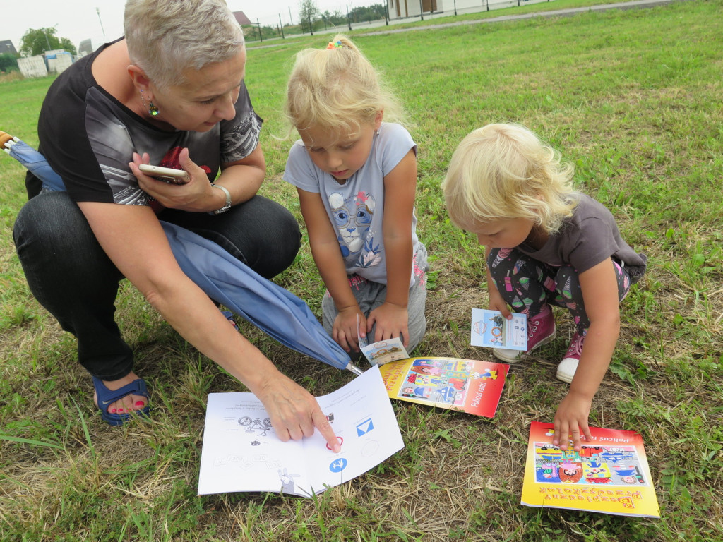Policjanci rozmawiali o zagrożeniach z dziećmi i seniorami
