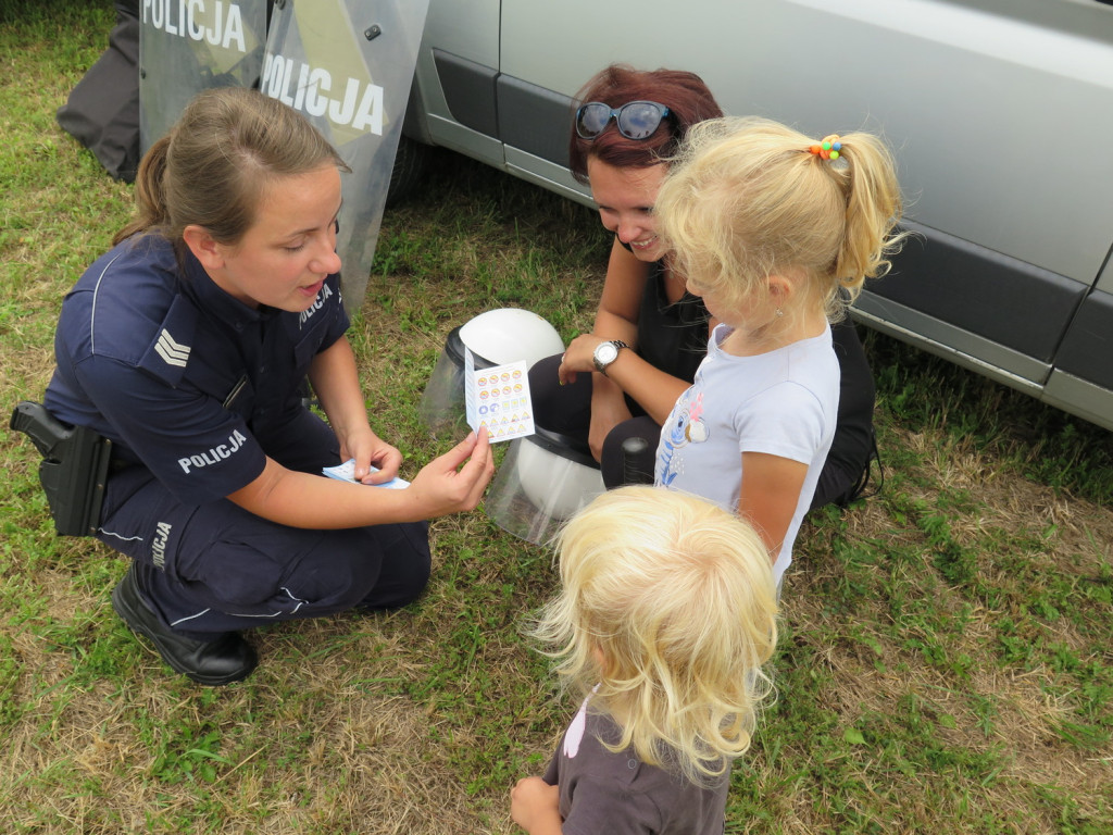Policjanci rozmawiali o zagrożeniach z dziećmi i seniorami