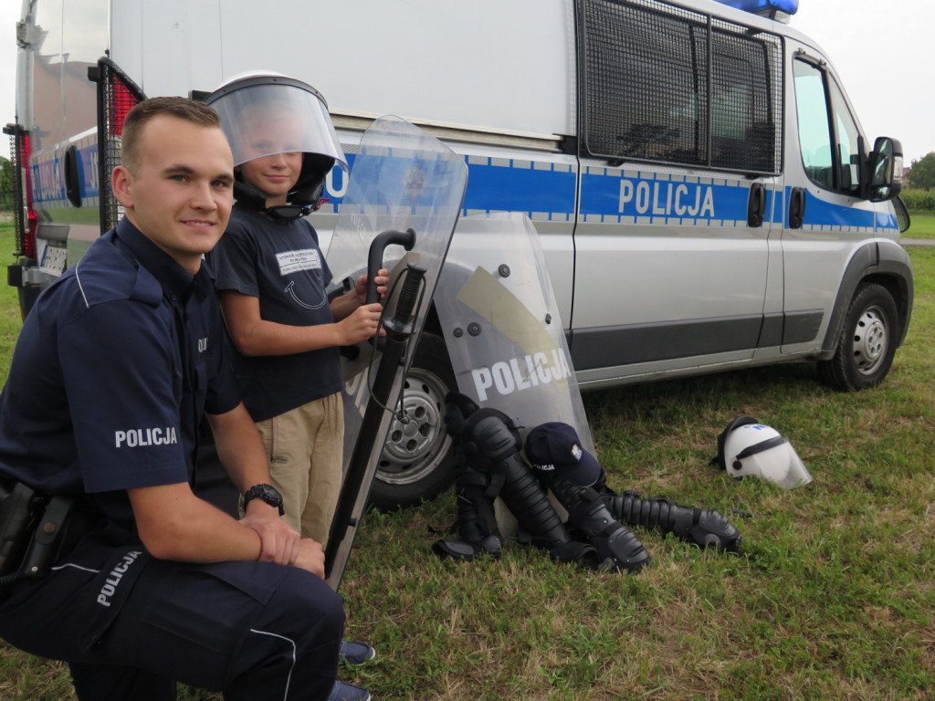 Policjanci rozmawiali o zagrożeniach z dziećmi i seniorami
