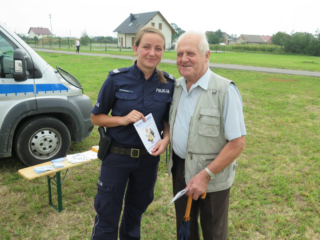 Policjanci rozmawiali o zagrożeniach z dziećmi i seniorami